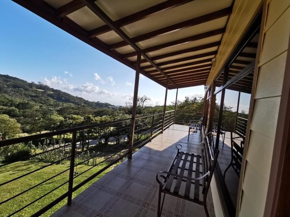 Apartments Monte Luna Mountain View Bed and Breakfast in Monteverde