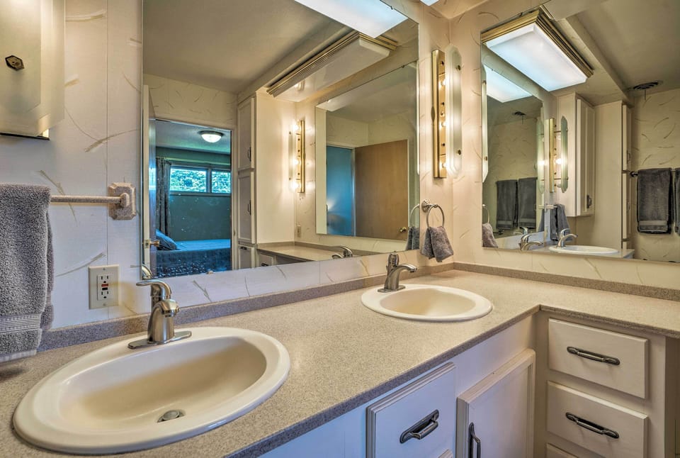 Lake House w/ Hot Tub - 1 Mi to Surf 'n Slide Cottage in Moses Lake