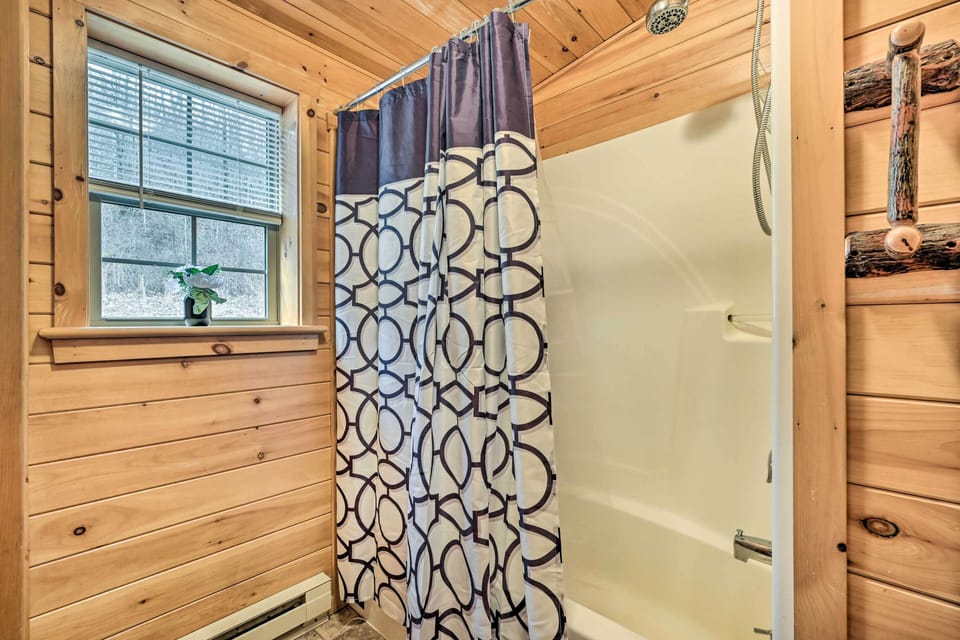 Cozy Cabin in Parsons: Hike, Fish & Explore! Cottage in Shenandoah Valley