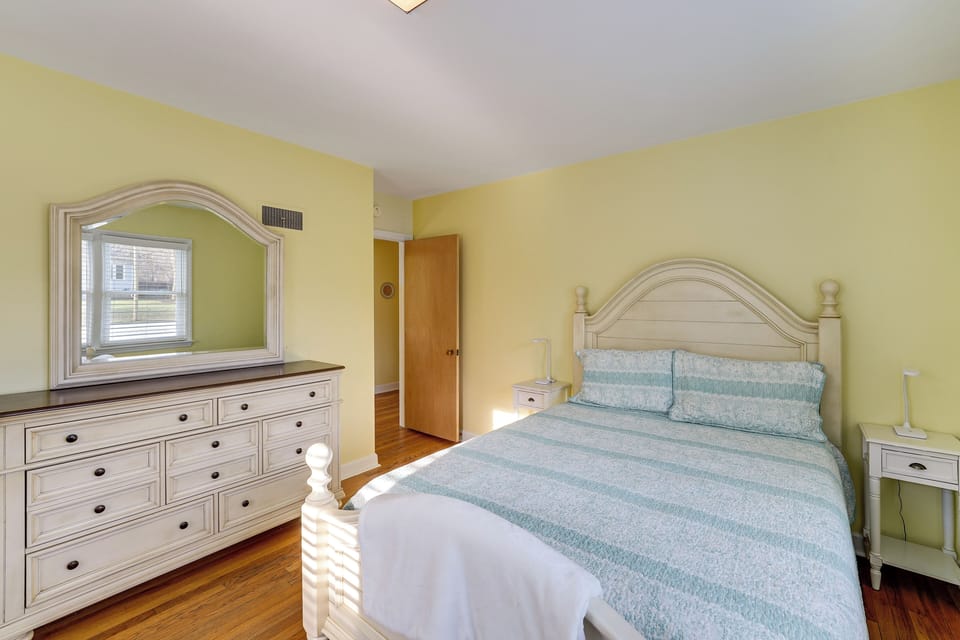 Williams Bay Retreat: Walk to Geneva Lake & Town! Cottage in Williams Bay