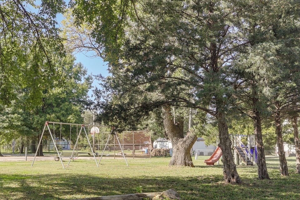 Renovated Schoolhouse w/ Piano & Private Deck! Cottage in Kansas