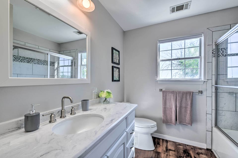 Game Room & Dock: Waterfront Granbury Lake Retreat Cottage in Granbury