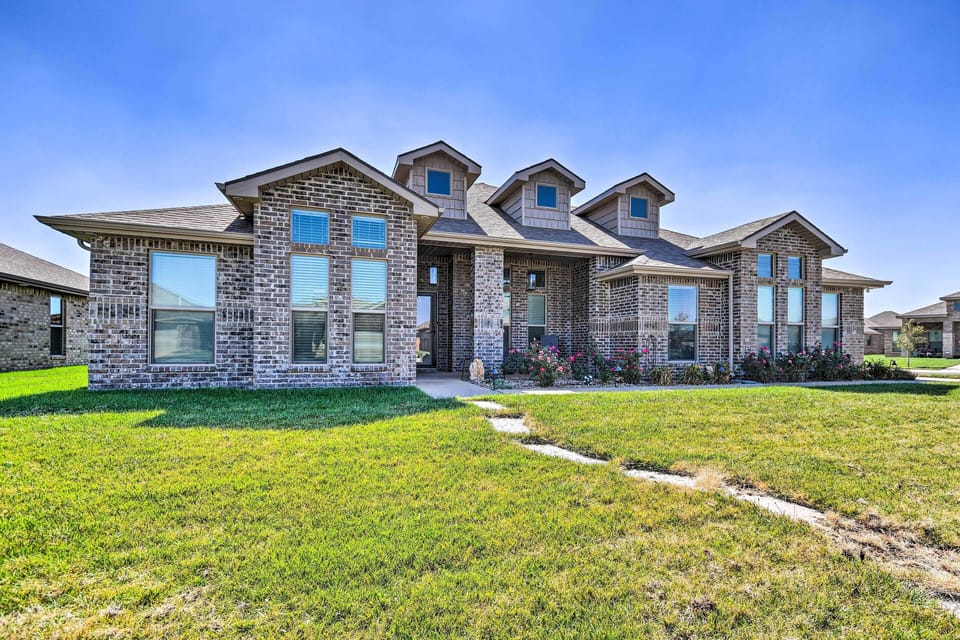 House (4 Bedrooms) | Front of property