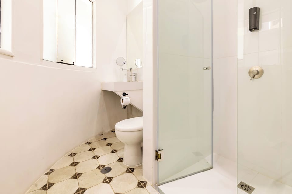 Deluxe Suite | Bathroom | Shower, rainfall showerhead, towels, soap