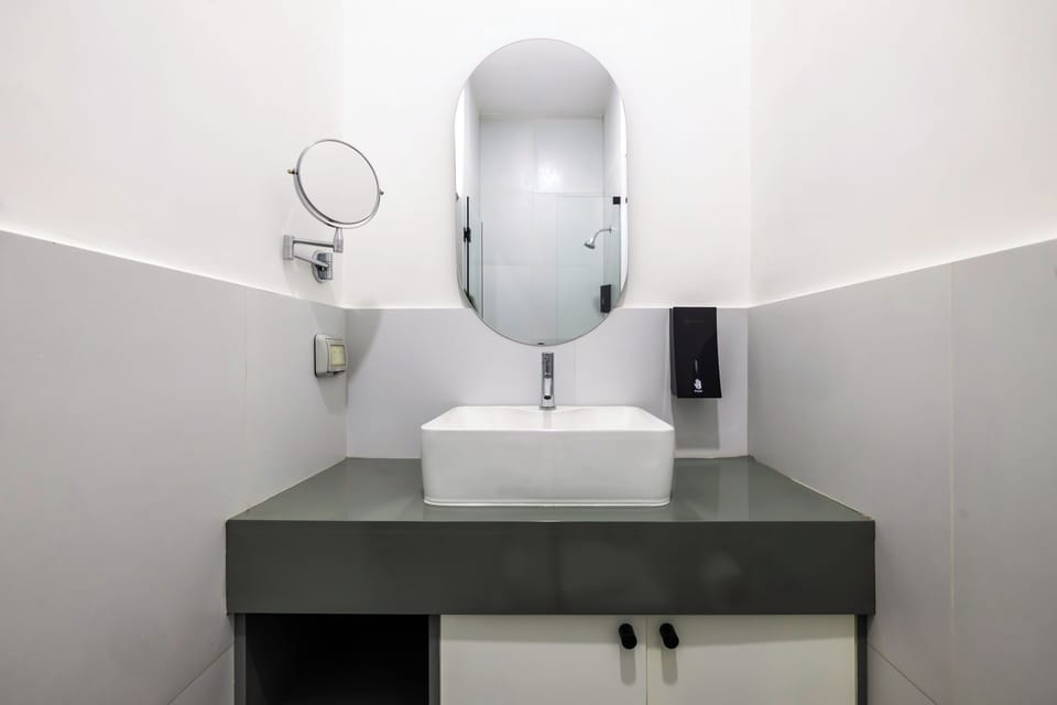 Comfort Single Room | Bathroom | Shower, rainfall showerhead, towels, soap