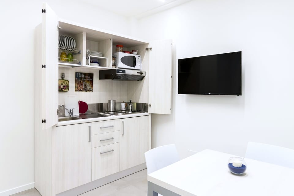 Studio Suite, Sea View | Private kitchen | Coffee/tea maker, electric kettle