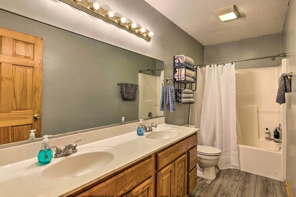 Families & Outdoor Groups! Mtn-view Marion Cabin Cottage in North Carolina