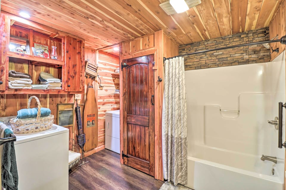 Quiet, Historic Manor: Located in Ghost Town! Cottage in Arkansas