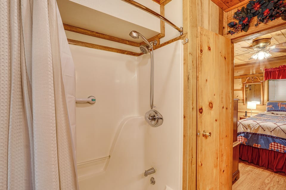 Cozy Tellico Plains Cabin w/ Large Mountain Creek! Cottage in Tennessee