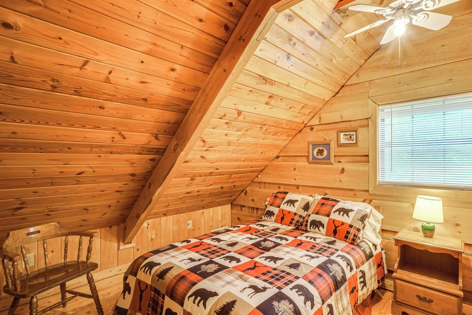 Cozy Tellico Plains Cabin w/ Large Mountain Creek! Cottage in Tennessee