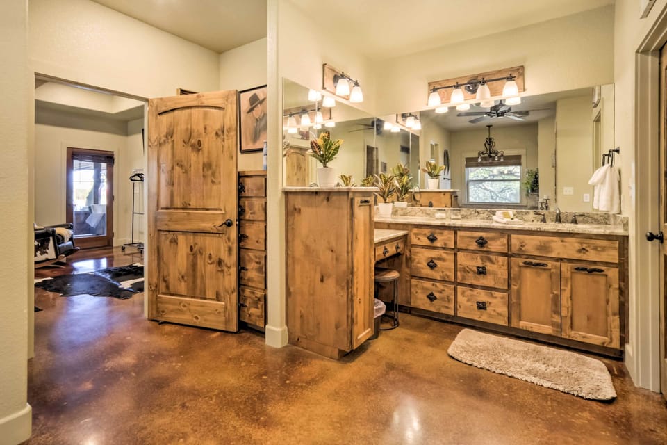Secluded Country Hideaway w/ Fire Pit & Pool! Cottage in Texas