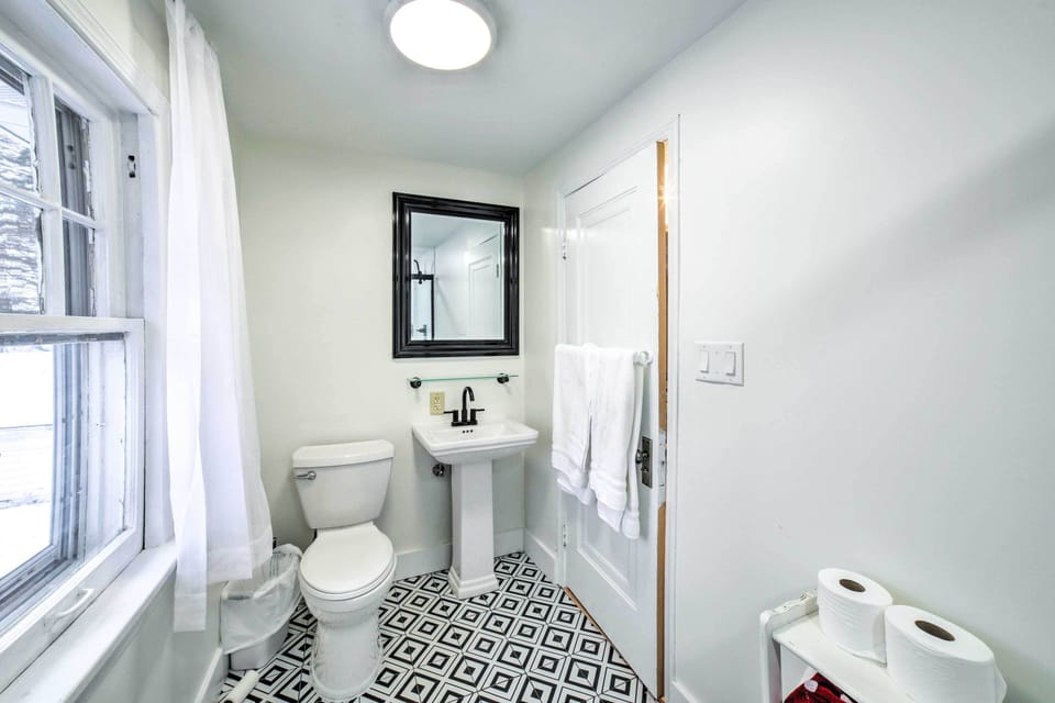 South Bend Home < 1 Mi to Notre Dame! Cottage in South Bend