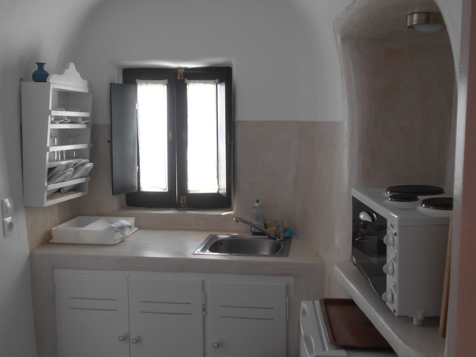 Studio, Hot Tub | Private kitchen | Fridge, coffee/tea maker, electric kettle
