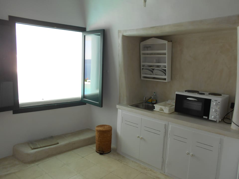 Traditional House, Jetted Tub (Cave, Cavana) | Private kitchenette | Fridge, coffee/tea maker, electric kettle