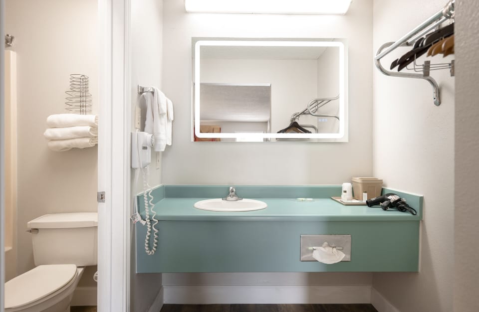 Combined shower/tub, free toiletries, hair dryer, towels