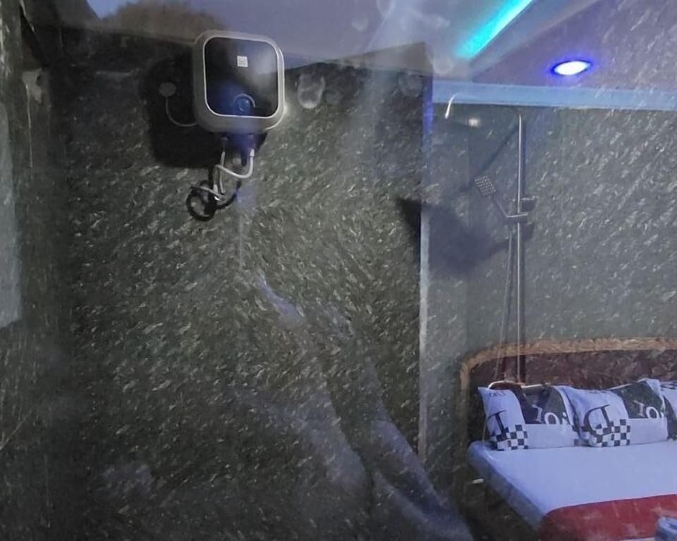 Deluxe Double Room | Bathroom | Shower, slippers, towels