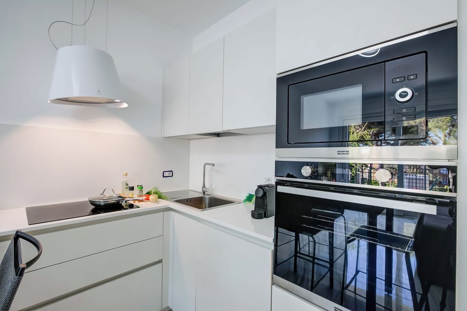 Standard Apartment, Multiple Bedrooms (Beachy Vibes- 900m from the beach) | Private kitchen | Fridge, microwave, oven, stovetop