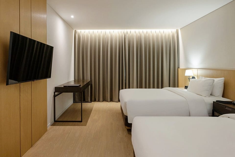 STANDARD TWIN | Premium bedding, down comforters, in-room safe, individually decorated