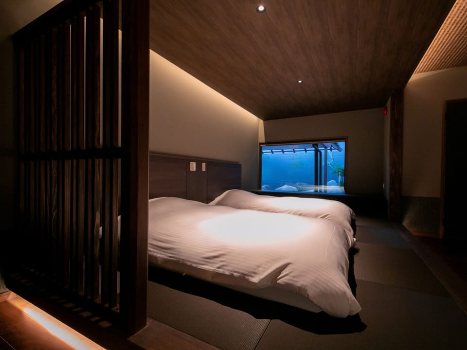 Suite, 4 Beds, private Rock bath, Non Smoking | Down comforters, desk, WiFi (free)