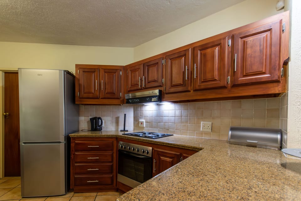 Full-size fridge, microwave, oven, stovetop