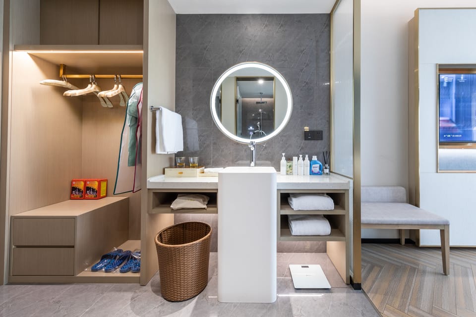 Deluxe Room, 1 Queen Bed | Bathroom | Designer toiletries, hair dryer, bathrobes, slippers
