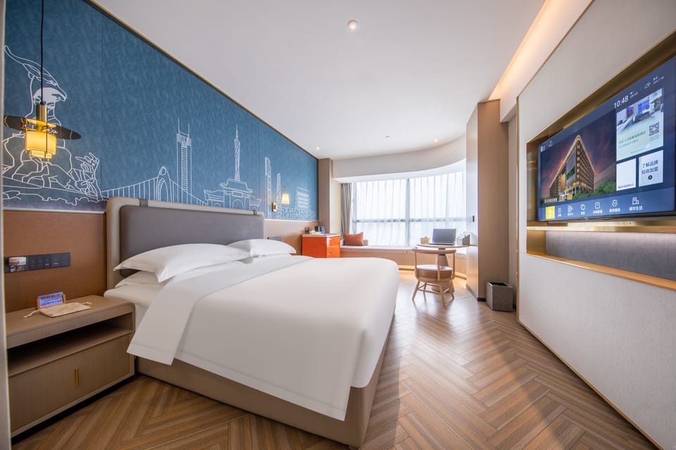 Business Room, 1 Queen Bed | Desk, laptop workspace, blackout drapes, soundproofing
