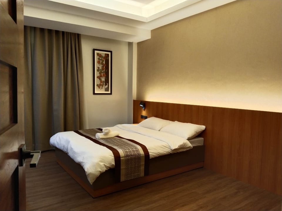 Deluxe Room, 1 Queen Bed, Non Smoking, Pool Access | Egyptian cotton sheets, premium bedding, down comforters, pillowtop beds