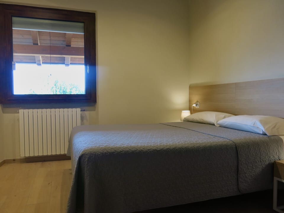Double Room, Lake View | Desk, free WiFi, bed sheets