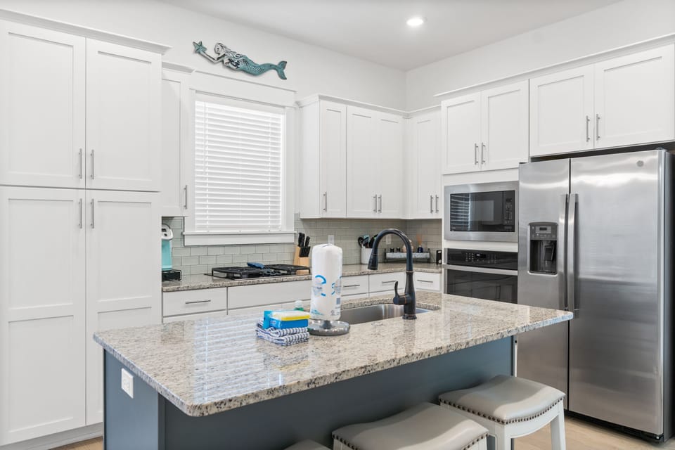 House | Private kitchen | Full-size fridge, microwave, oven, stovetop