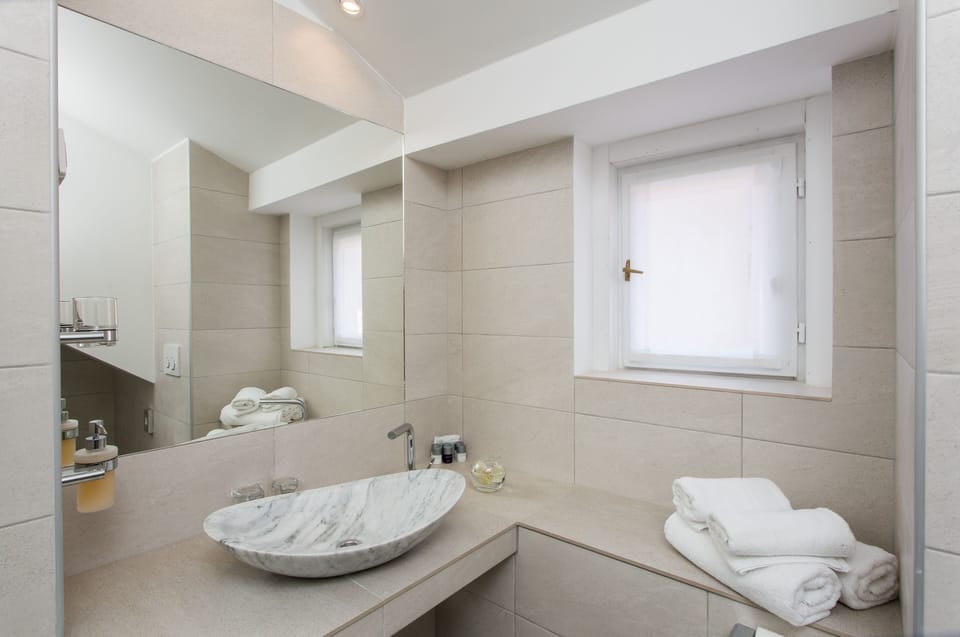 Classic Double Room (Attic) | Bathroom | Towels