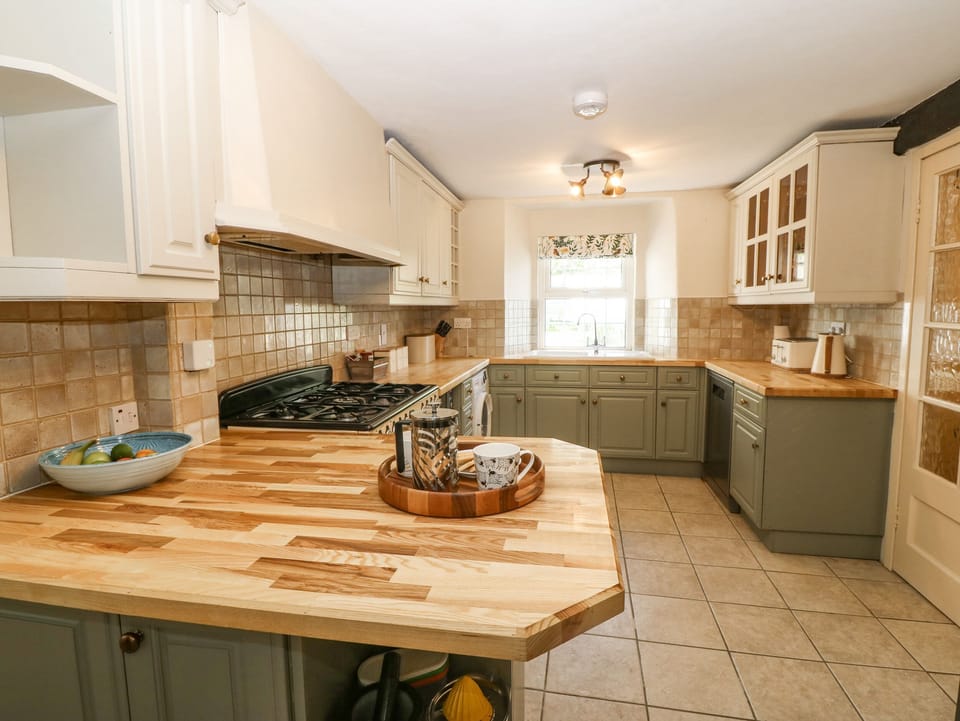 Fridge, dishwasher, toaster, cookware/dishes/utensils