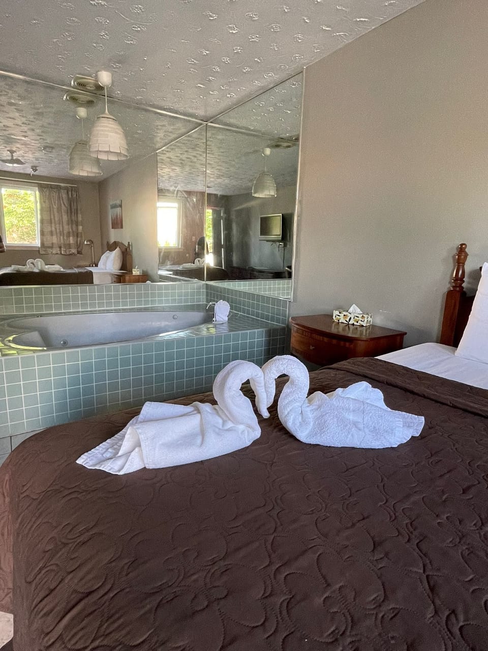 Romantic Studio Suite, 1 Queen Bed, Hot Tub | In-room safe, desk, WiFi (free), bed sheets