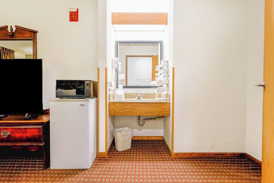 Room, 1 Queen Bed, Accessible, Non Smoking | Room amenity