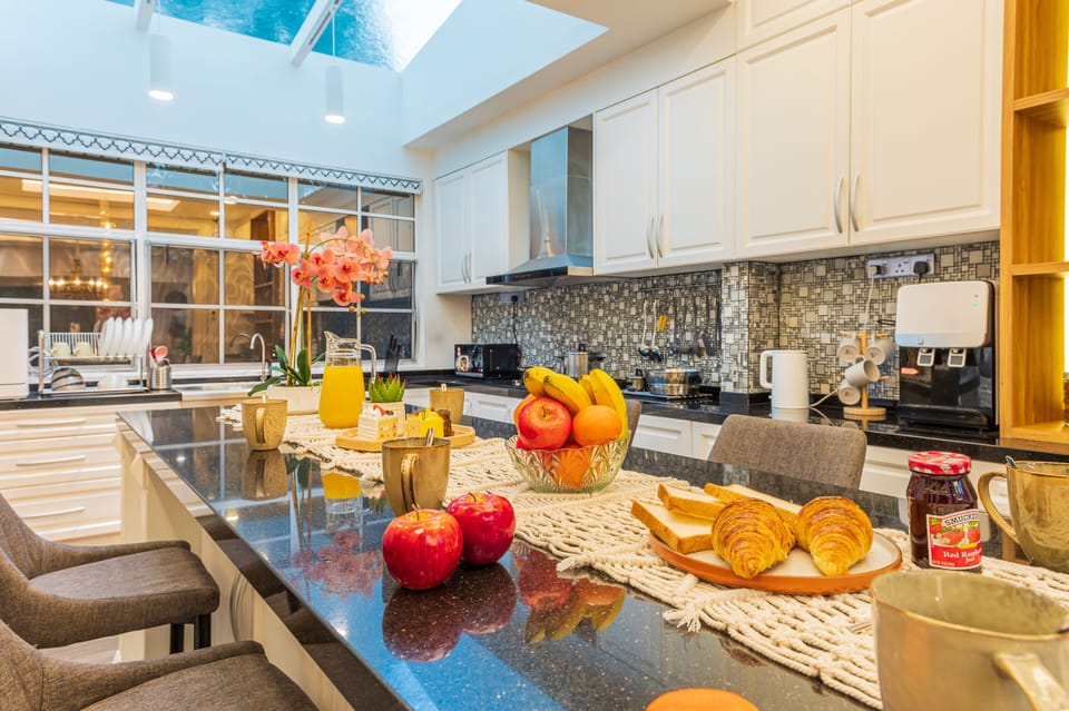 Luxury Bungalow | Private kitchen | Fridge, microwave, oven, stovetop