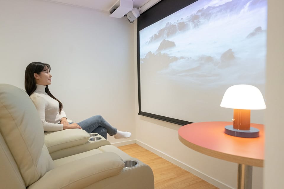Movie | Premium bedding, desk, laptop workspace, free WiFi