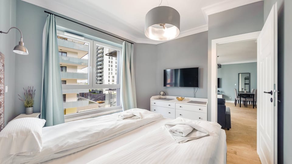 Comfort Apartment | Premium bedding, blackout drapes, iron/ironing board, WiFi (free)
