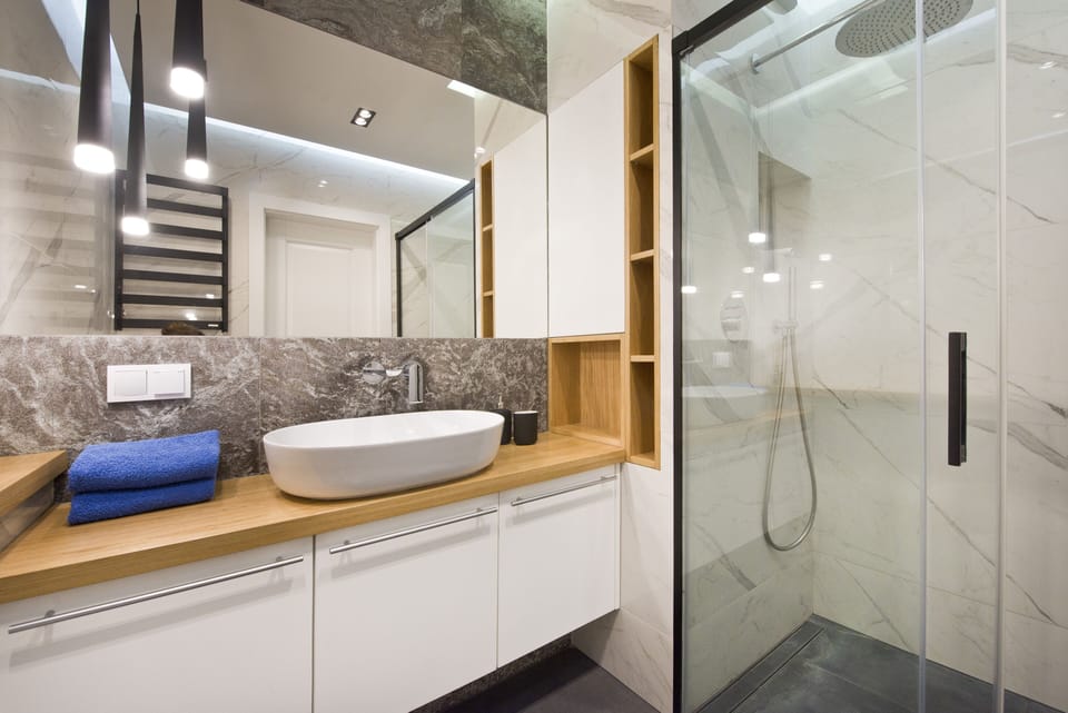 Standard Apartment | Bathroom | Shower, rainfall showerhead, free toiletries, hair dryer