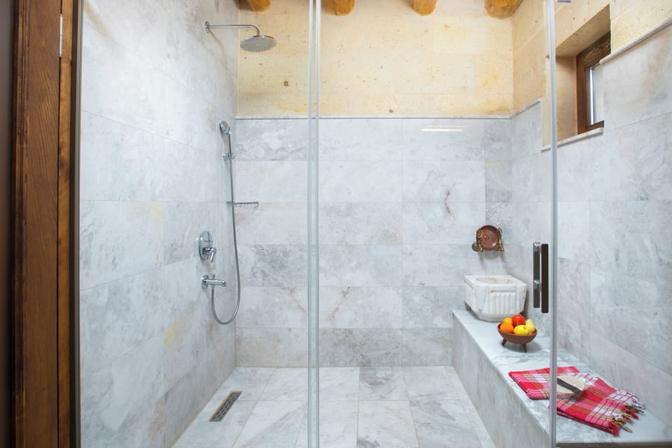 Deluxe Room | Bathroom | Free toiletries, hair dryer, slippers, towels