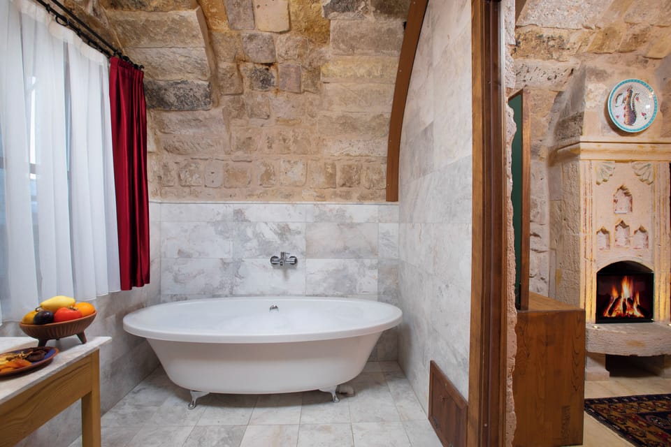 Superior Room | Bathroom | Free toiletries, hair dryer, slippers, towels