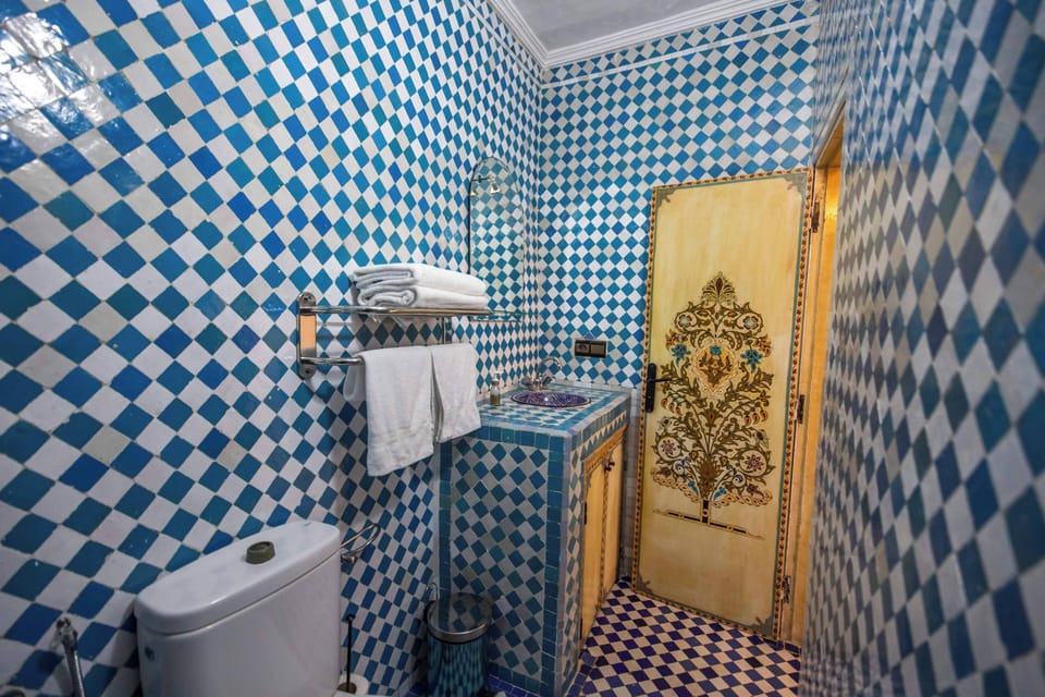 Deluxe Twin Room, 2 Double Beds | 1 bedroom, soundproofing, WiFi (free), bed sheets