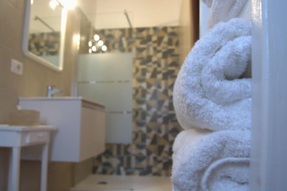 Classic Room, Multiple Beds, City View | Bathroom | Shower, hair dryer, bidet, towels