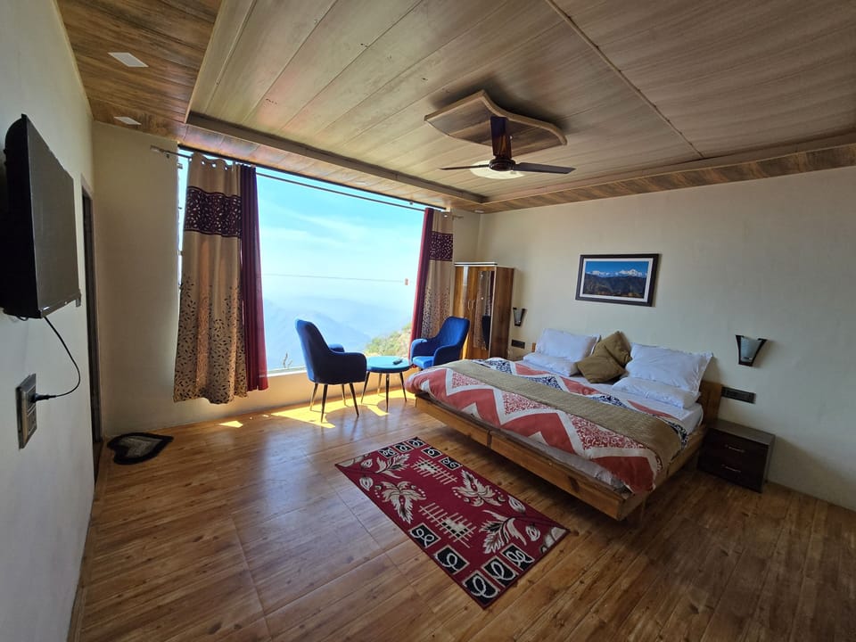 Premium Room | Egyptian cotton sheets, premium bedding, memory foam beds, desk