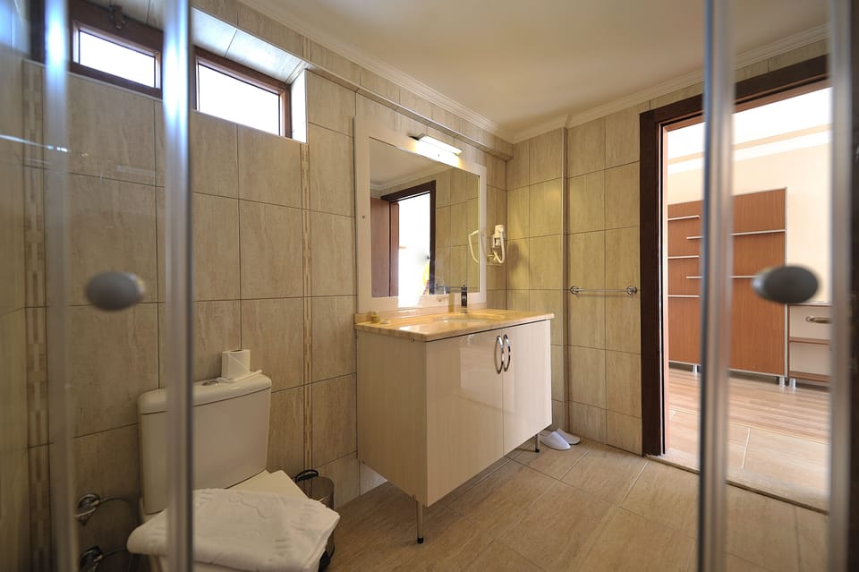 Suite, 1 Double Bed, Lanai | Bathroom | Shower, free toiletries, hair dryer, slippers