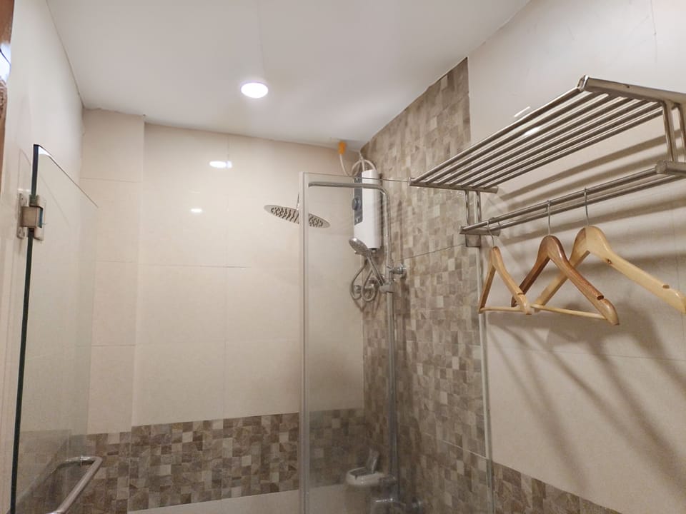 Shower, hydromassage showerhead, free toiletries, bidet