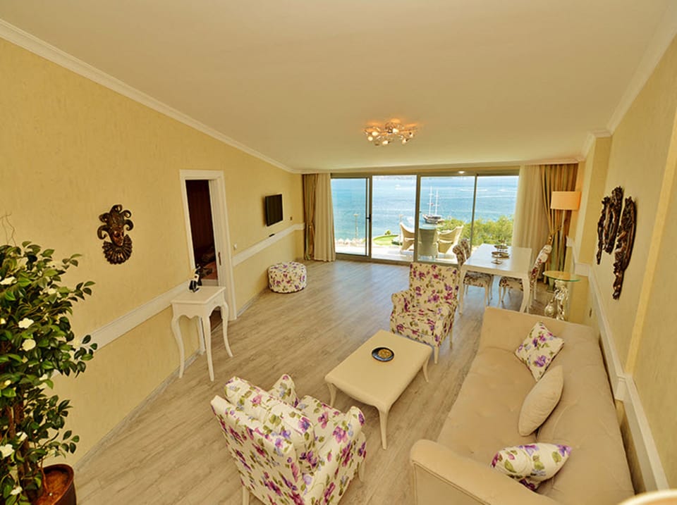 Suite | Minibar, blackout drapes, free cribs/infant beds, free WiFi