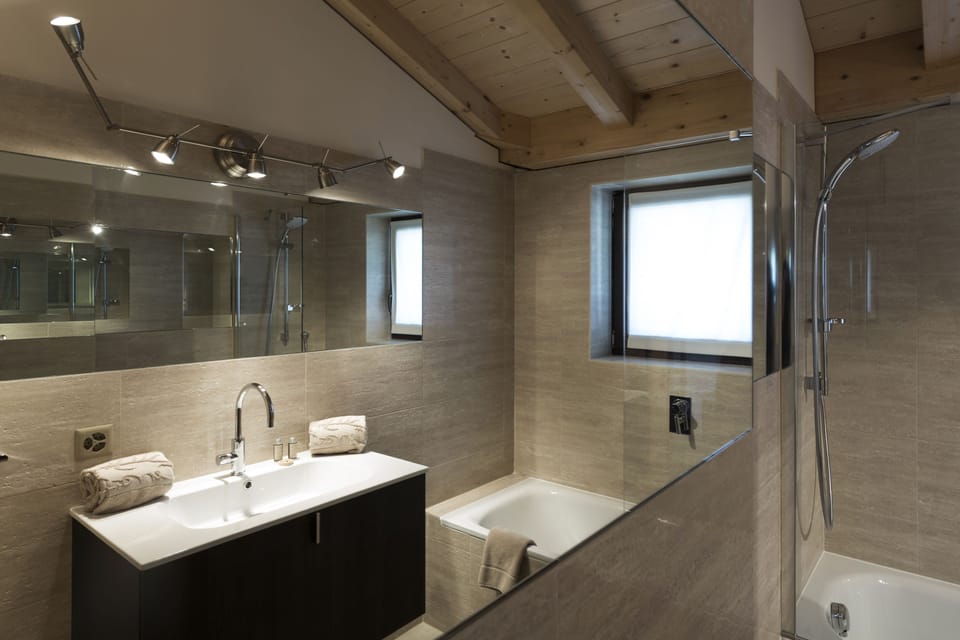 Deluxe Double Room, Balcony, Golf View | Bathroom | Hair dryer, bathrobes, towels