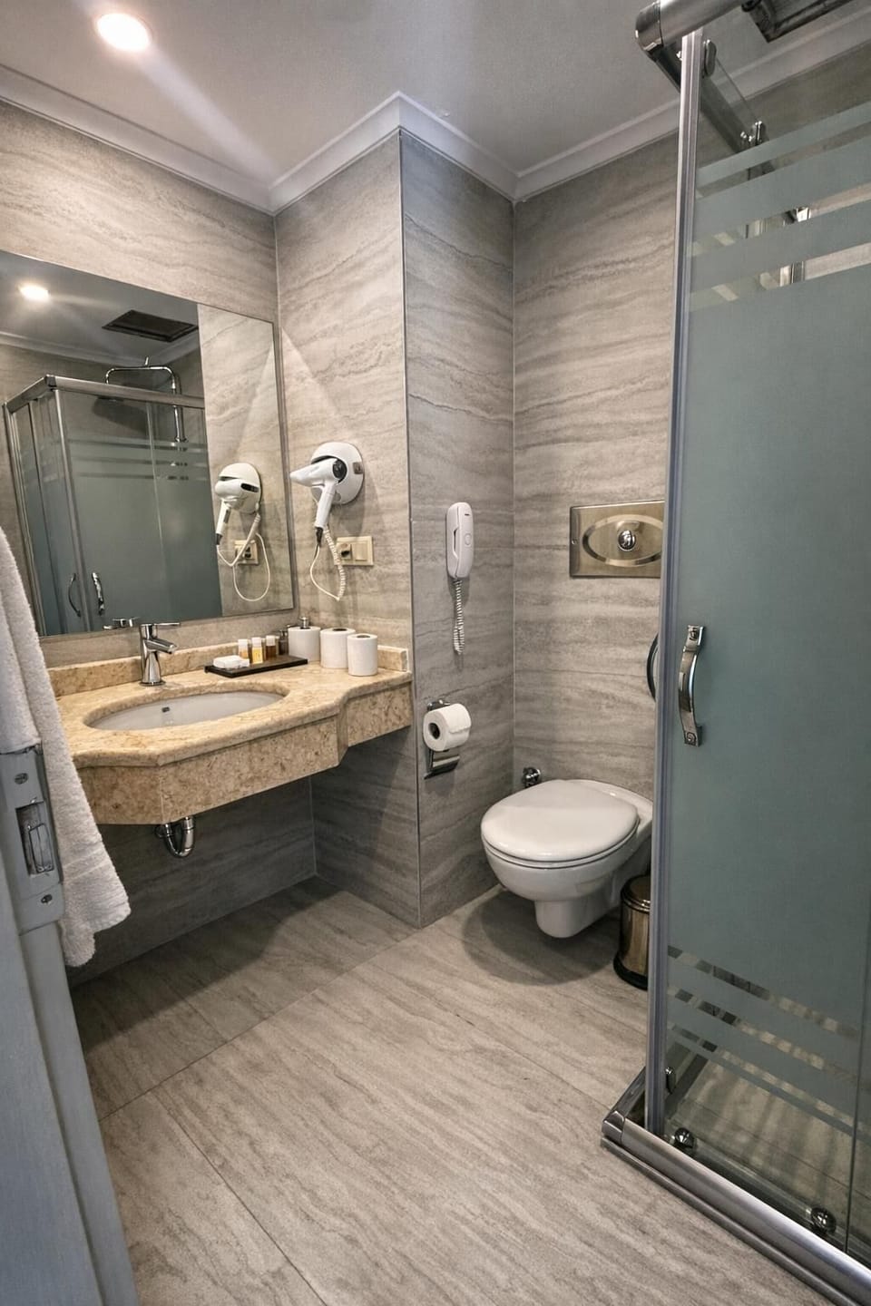 Standard Room | Bathroom | Combined shower/tub, free toiletries, hair dryer, towels