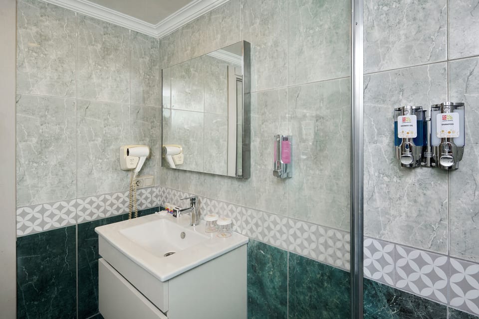 Standard Room | Bathroom | Combined shower/tub, free toiletries, hair dryer, towels
