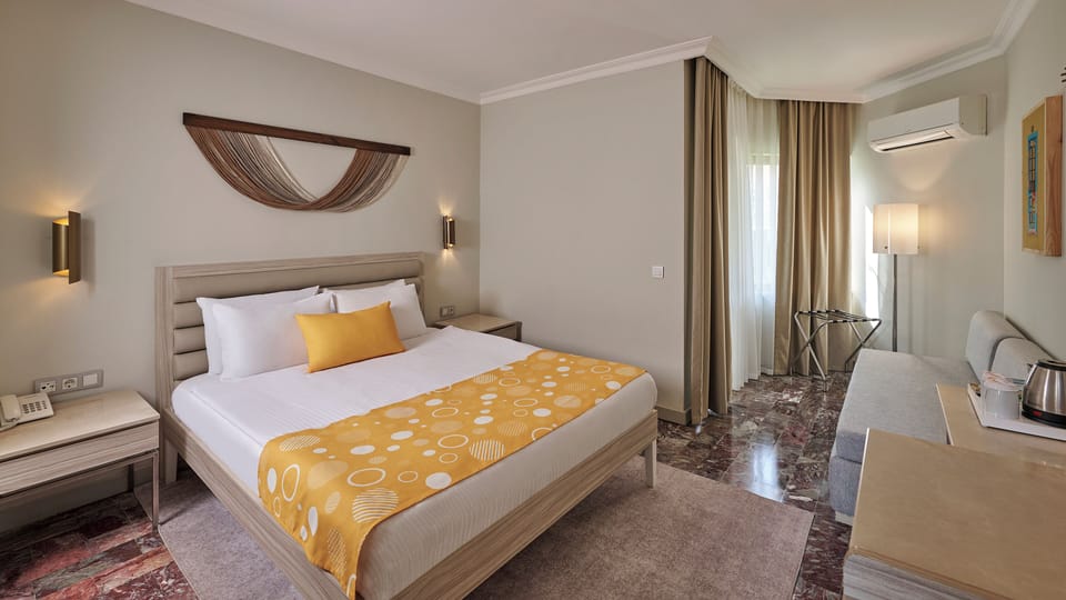 Standard Room | In-room safe, bed sheets