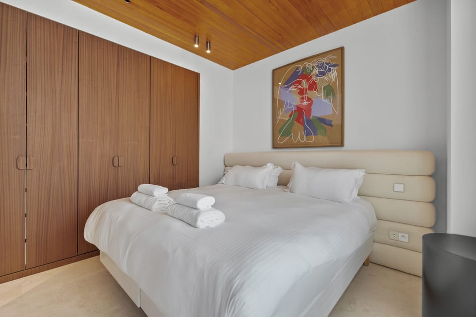 VILLA DE ROSE | Hypo-allergenic bedding, in-room safe, desk, blackout drapes